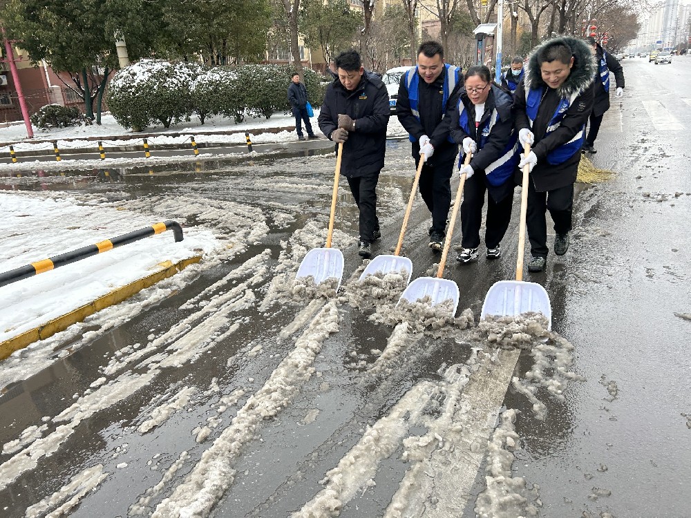 “鏟冰除雪保暢通”